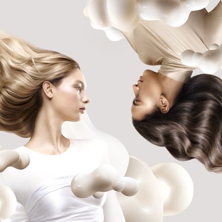 Zwei Frauen mit fließenden Haaren, umgeben von abstrakten, wolkenartigen Formen.